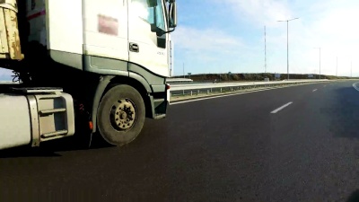 半卡车在高速公路上快速超车
