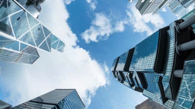 现代商业建筑蓝天，延时 ，倾斜。