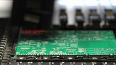 表面贴装技术(SMT)机器将元件放置在电路板上