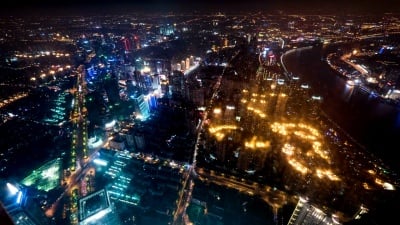 上海夜景天际线，建筑和交通全景，延时摄影。