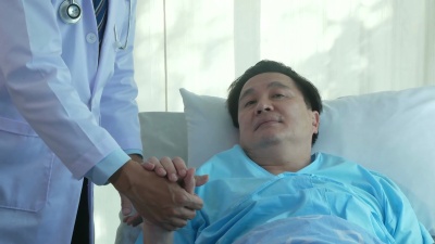 医生安慰老年男性病人
