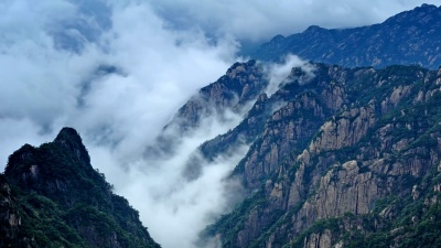 黄山石心峰的云海