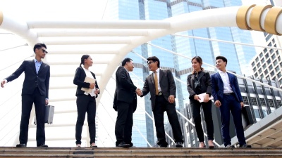 投资者与建筑师握手以获得伟大的设计