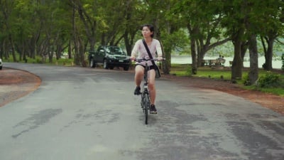 在公园里骑自行车的女人