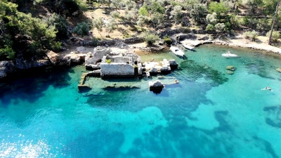 位于G？Cek的下沉式浴池。Fethiye/土耳其。