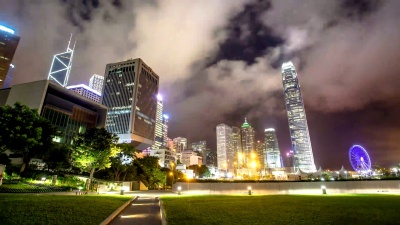 香港的天际线和现代建筑在夜间，超级倒塌。