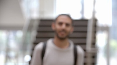 亚洲男大学生走进室内聚焦