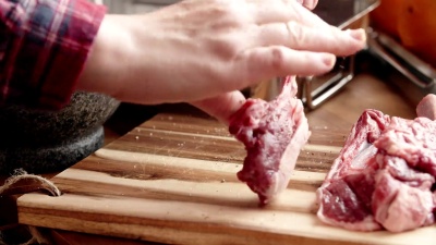 用东方香料配料制作羊排