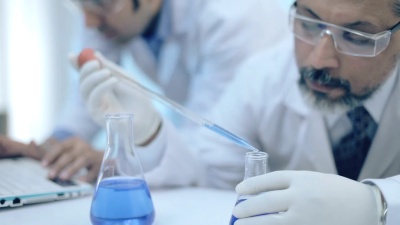 科学家在实验室中处理化学物质。