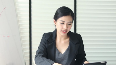 女商人在视频会议期间讲话