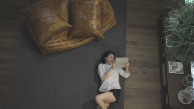 俯视女性在家使用平板电脑