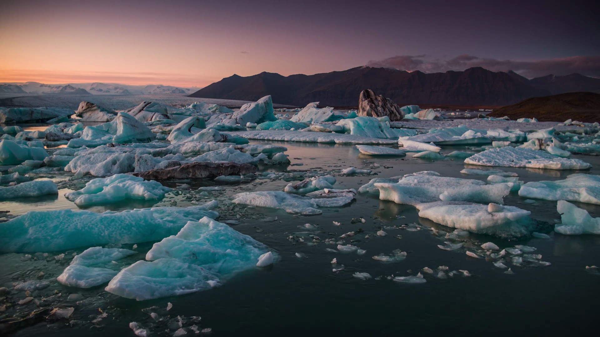 冰岛的Jokulsarlon冰川泻湖