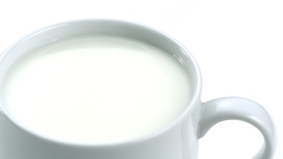 一滴牛奶和杯子里的涟漪，慢动作