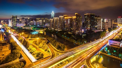现代城市延时摄影中的现代建筑与繁华道路交叉口