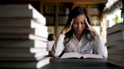 疲惫的亚洲女青年律师穿着白衬衫试图