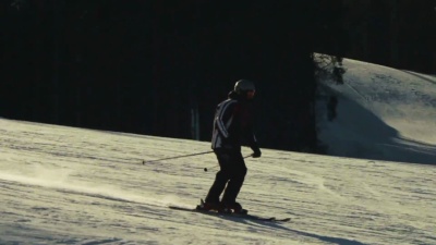 滑雪者在滑雪道上滑行。慢动作