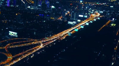 城市交通和夜间天际线
