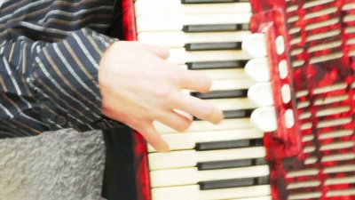 街头表演者演奏Accordian( /U 至 )