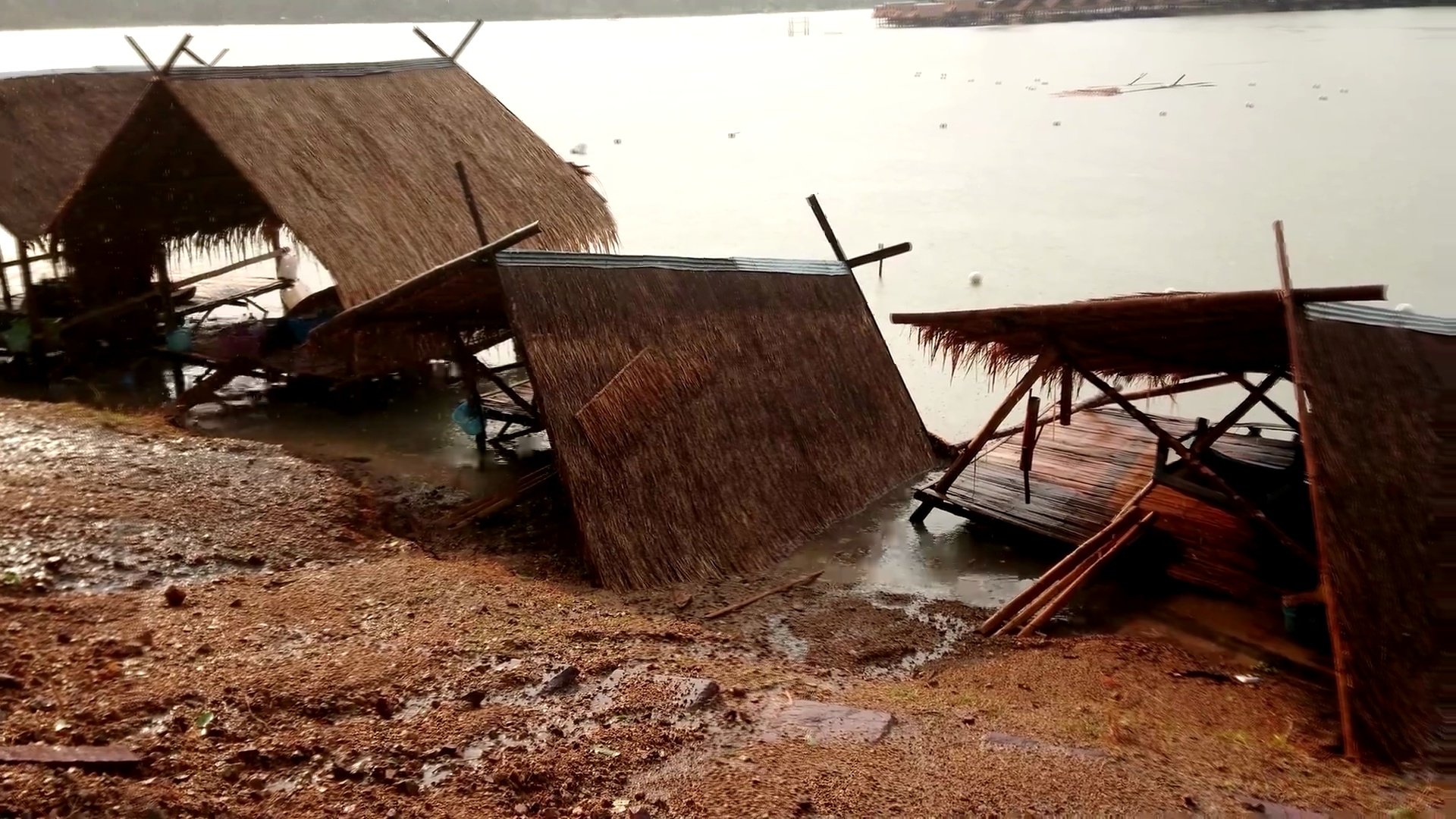 暴雨后损毁倒塌的小屋或游艇