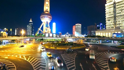 繁华的道路与现代城市市中心的夜间现代建筑