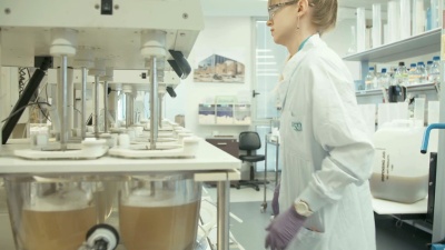 在制药实验室工作的科学家进行实验