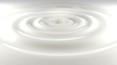 乳白色表面的漩涡。动画挥舞着牛奶的表面。
