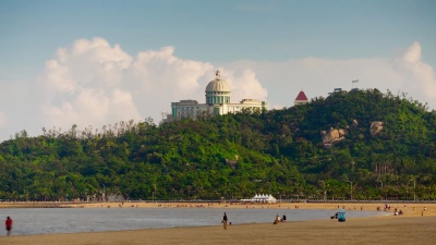 晴天珠海市海滨曼哈顿酒店公园顶全景 时光流逝中国