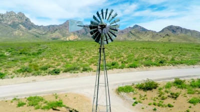 空中飞过古老的旋转风车