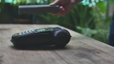 使用NFC技术用手机支付，非接触式支付