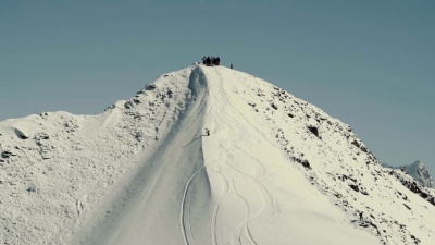 滑雪运动员在山里跳跃