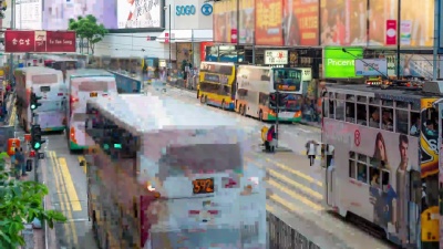 延时 香港铜锣湾以历史电车为背景的行人游客
