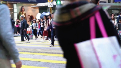 香港过马路的人