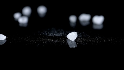 正在倒入海盐晶体。