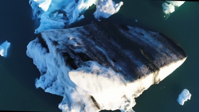  空中电影飞越冰川碎片泻湖，冰岛的Jokulsarlon