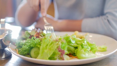 女人手拿沙拉，健康食品