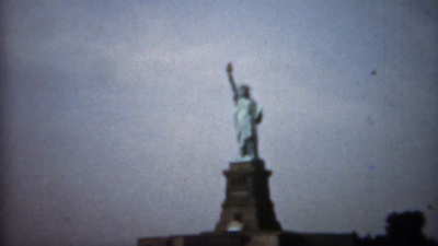 1961年 自由女神像特写镜头向上倾斜，远距离拍摄。