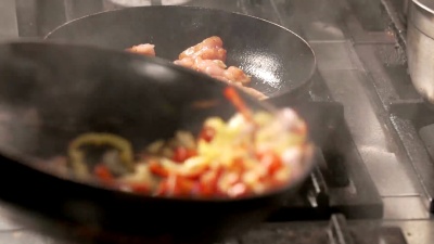 烹调蔬菜和肉类-慢动作