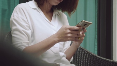 使用智能手机的女人。