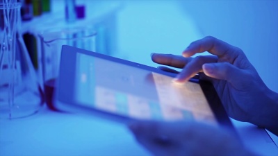 科学家在实验室使用平板电脑