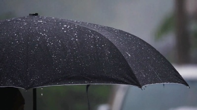雨与伞的缓慢运动