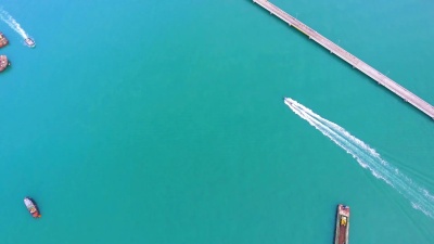 海上船的俯视图