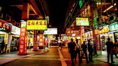 中国澳门-2014年11月21日 夜间巷子里的生意，中国澳门
