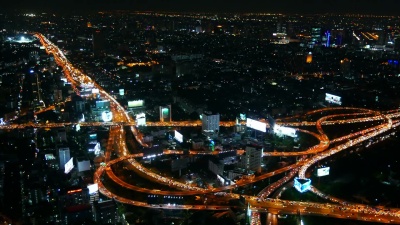 城市交通和夜间天际线