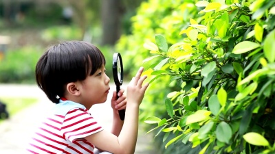 孩子们玩放大镜