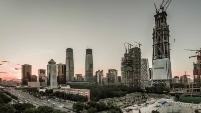 中国北京晚上国贸交通的延时摄影