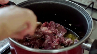 用肉做饭