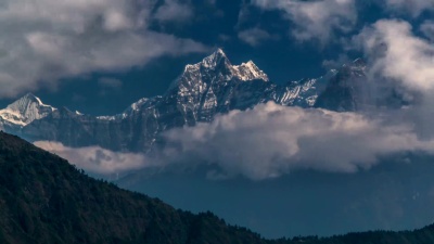 云在喜马拉雅山的山峰上移动