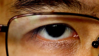 闭上亚洲男人的眼睛