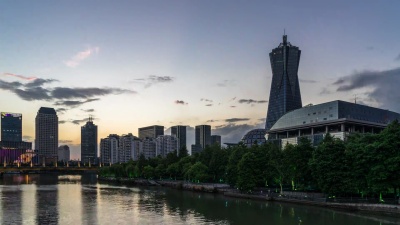 现代城市中靠近河流的现代建筑延时摄影