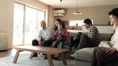 多代家庭在客厅看电视